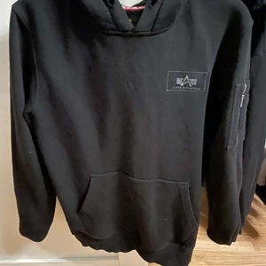 Alpha industries Hoodie  - Säljer denna alpha industries Hoodien för 75 kr+frakt  säljer så billigt för både snöret till luvan och ”patch” är borta annars så finns de inget mer fel på tröjan