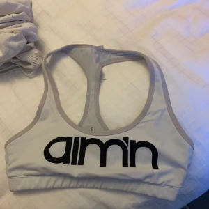 Sport BH - Sport bh från aimn i storlek S!! Jättefin!