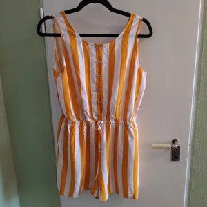 Randig shortsdress från Weekday - Älskar denna fantastiska shortsdress som tyvärr blivit för liten. Använd ett fåtal gånger, superfint skick. Knäppning fram och djup rygg. Dragsko i midjan. Luftigt material, perfekt för sommaren