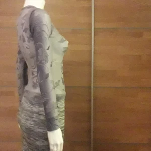 Meshtröja see through grå blomster - Fin meshtröja med blommor. 90tal tidigt 20tal.