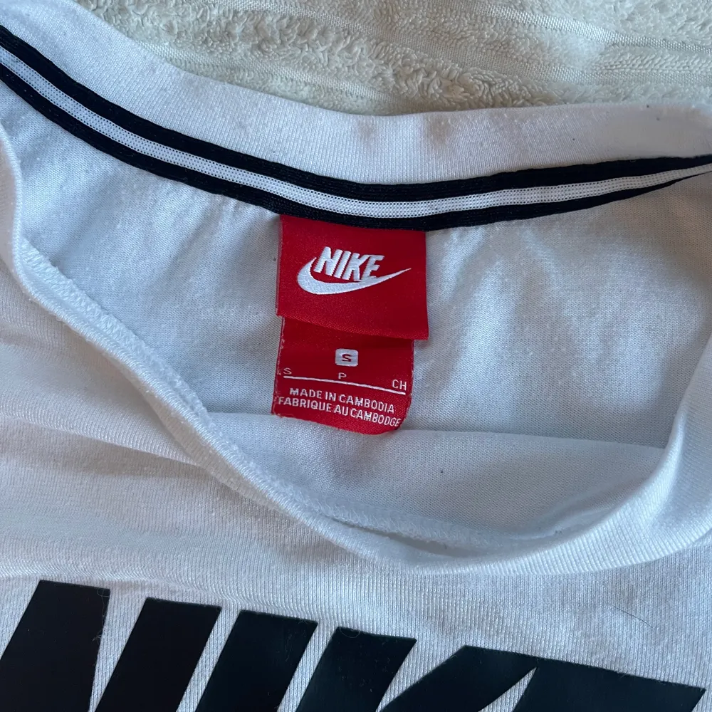 Träningströja från Nike i storlek S. Funkar självklart till vardags också! . T-shirts.