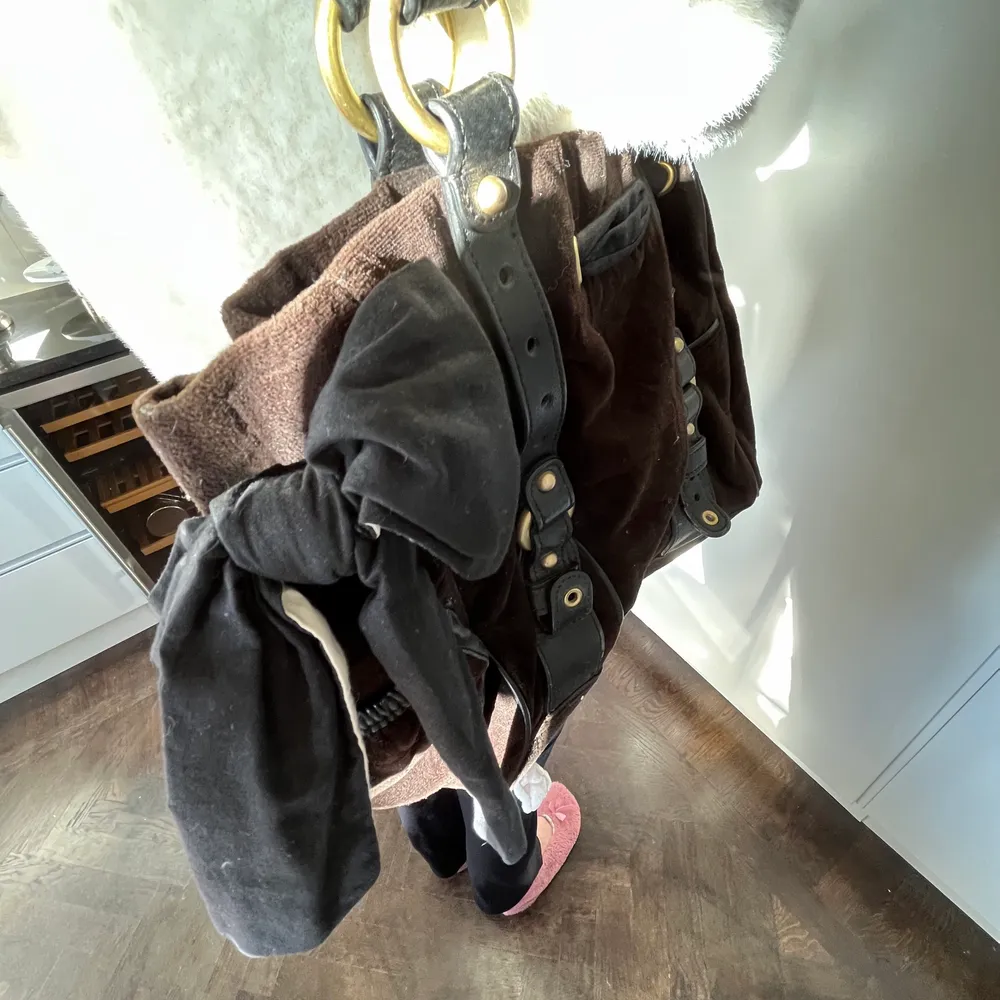 En snygg väska från Juicy Couture i svart färg!. Väskor.