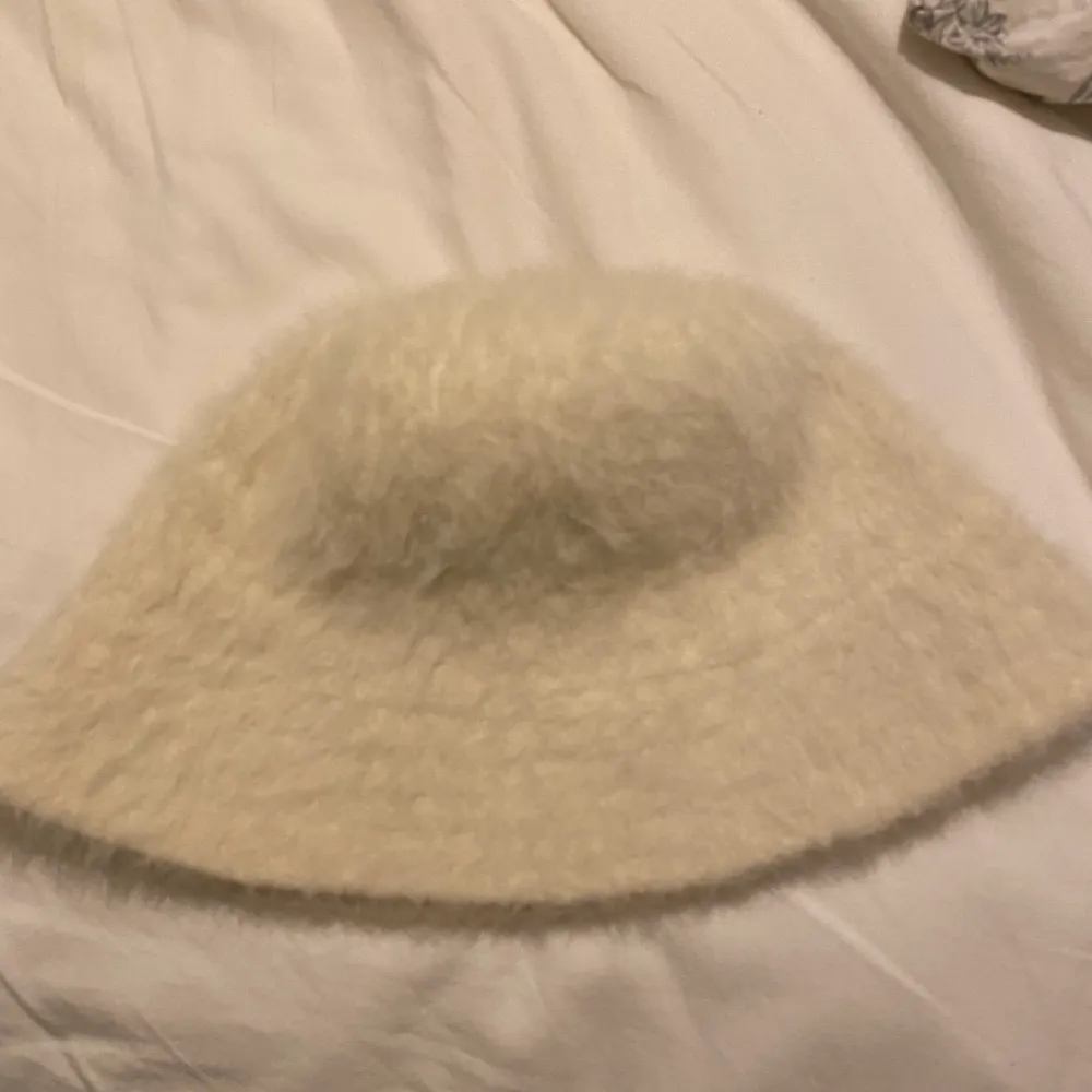 Fluffaktig hatt från weekday! Är som ny🤍 Storlek S. Asusteet.