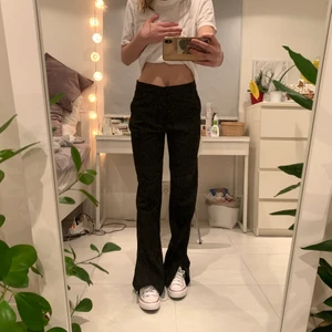 Zara kostymbyxor HELT NYA!! - HELT NYA! Säljer dessa populära kostymbyxor från zara med slits. Helt slutsålda i alla storlekar! Buda eller köp direkt för 350kr💕💕 prislapparna sitter kvar!