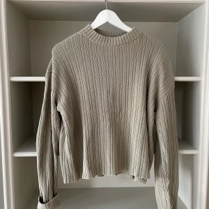 Fin mintgrön tröja från H&M  - Säljer denna super fina tröja från h&m. Varsamt använd.