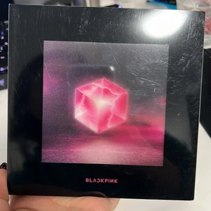 Kpop Blackpink album  - Blackpink album, lite skrapad som man ser på bilden (dock så Kommer de ofta så) officiellt. Pc ingår ej. Frakt kostar 66 kr extra, annars kan jag mötas i Stockholm city!❤️