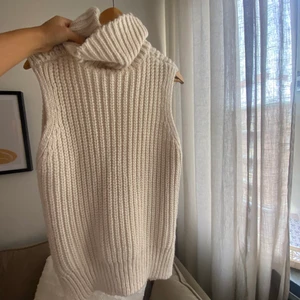 Stickad väst - En vit stickad väst med polo krage! Jätteskön oct mysig 
