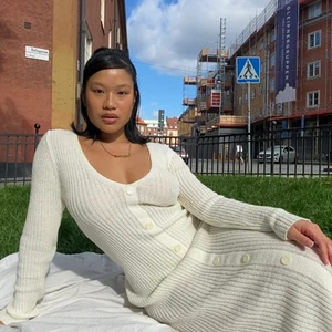 Stickad Långklänning Vit - En otrolig stickad långklänning som passar till alla tillfällen, uppklätt och mer vardagligt. Faller jättefint på kroppen och superskönt material.