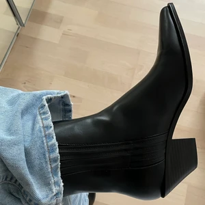 Cowboy boots - Så snygga Cowboy boots från zara, aldrig använda - Säljer då jag har två par likadana men olika storlek. Lappen o allt är kvar. Ordinariepris 559, jag kan diskutera prise som är satt nu! Passar 37-38 beroende på hur tjock strumpa man har i! Ngt små i storleken men funkar utmärkt med tunn strumpa för 38 och med vanlig för 37 skulle jag säga!