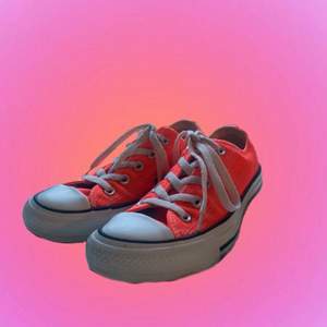 låga converse i storlek 36! 💘 fint skick och inga större slitningar. Perfekt för sommaren. Färgen är lite rosa orange! 💘💘