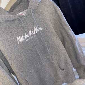 Grå Mitchell&Ness hoodie - Säljer en grå Mitchell&Ness hoodie i storlek M, den är använd få gånger så mycket fint skick! Köpt för 699, säljer för 300!🥰
