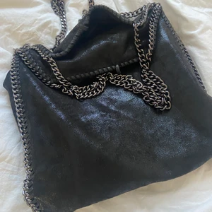 Stella McCartney liknande  - Så fin stella liknande vecka, endast använd en gång🥰 Inköpt för ett halvår sen men kommer tyvärr inte ihåg vart. En liten defekt (syns på bild tre) men inget man tänker på. Tror jag köpte den för ca 700kr🥰 Stora modellen 