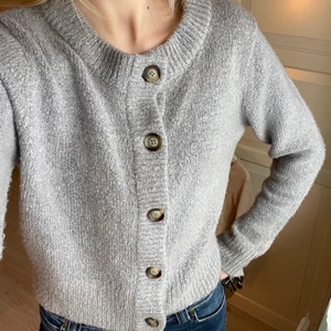 Grå kofta  - Mysig grå kofta från Brave soul. Storlek S. Väldigt skönt material. Lång i ärmarna! 