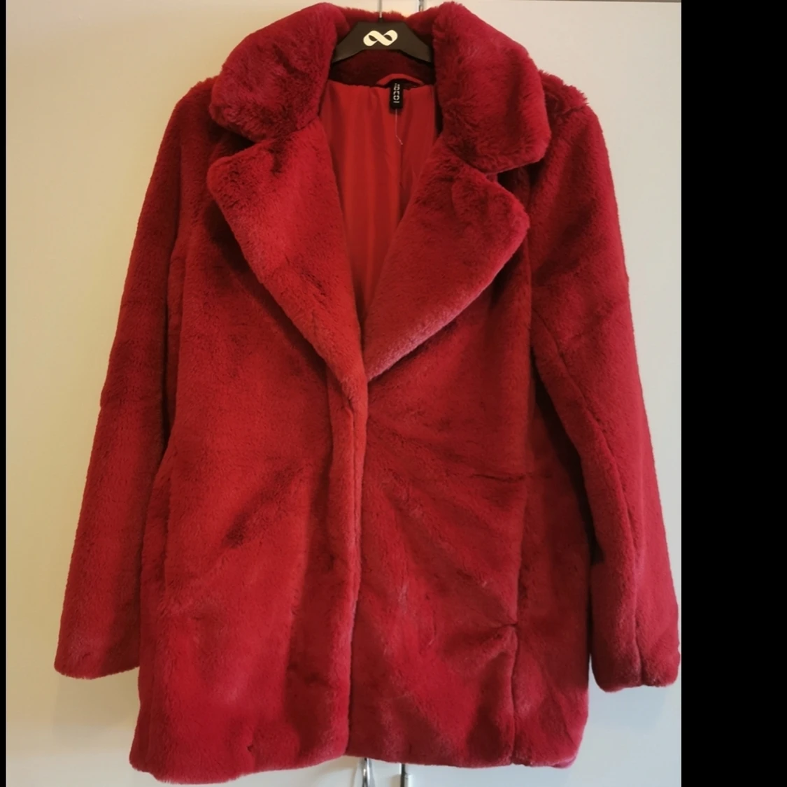 Ny röd pälsjacka/fuskpäls