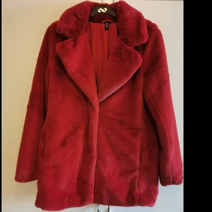 Ny röd pälsjacka/fuskpäls - Oanvänd jättemjuk fuskpäls från HM i storlek XS. Stängs med tryckknappar och har fickor. Lappen har ramlat bort, men plastbiten den satt i är kvar😅 nypris 399:- Köparen står för frakten, men vet inte exakt pris än. 