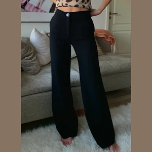 Svarta byxor  - Svarta kostymbyxor som är lite längre i tjockare fint material🖤 Köparen står för frakten! 