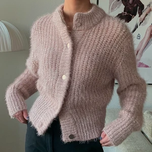 Glittrig tröja - Ljusrosa tröja med silvrigt glitter. Jättegosig med långa ärmar💗