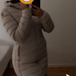 Parajumper irene jacka i beige - Säljer nu min fina fina parjumper som passar perfekt som vinter jacka eller höst/vår. En lite längre dun jacka. Köpt förra vintern. Så i gott skick! Nypris: 4799kr. Kontakta mig för flera bilder 🥰