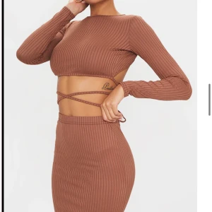 Säljer denna fina topp storlek S - Säljer denna bruna topp i storlek S. Öppen rygg. Fler bilder kan skickas vid intresse. 