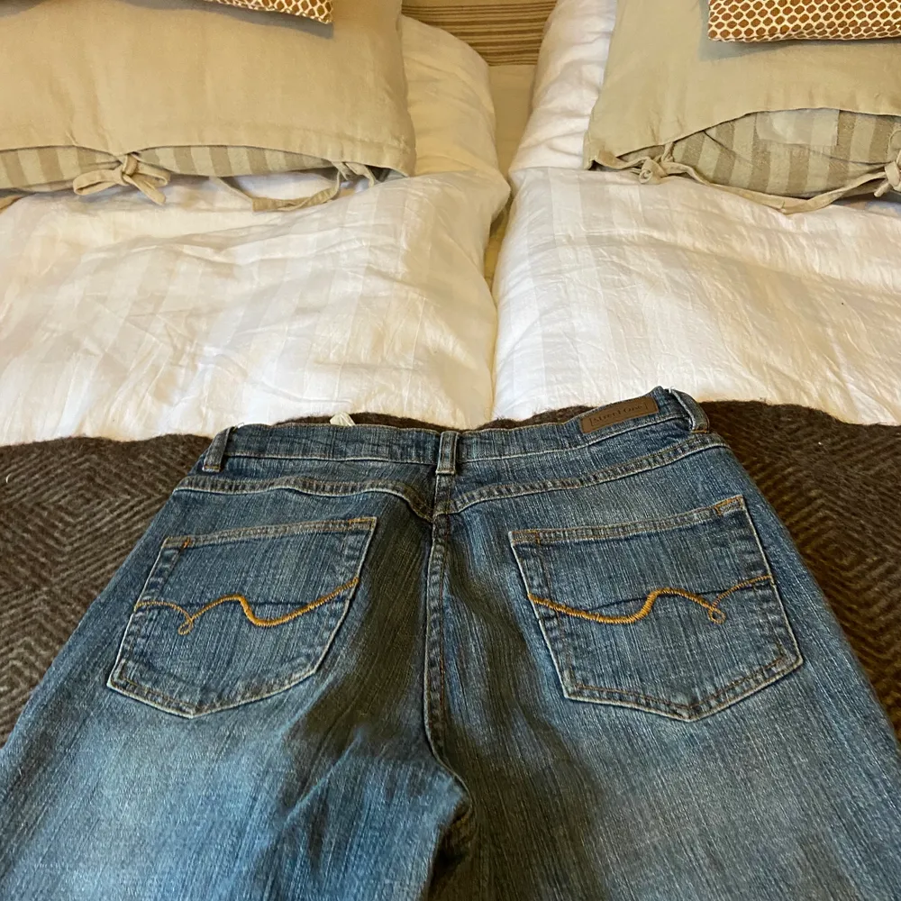 Sviiiin snygga jeans i en gråblå tvättad wash. Är lågmidjade och passar någon som är runt 161 centimeter. Jag har för mycket jeans tyvärr att jag måste bli av med ett par stycken och dom här fick jag då offra. Detta är en solklar favorit som passar att ha till allt! 💞💞 midjan är en 29 men tycker den mer passar en 28. Jeans & Byxor.