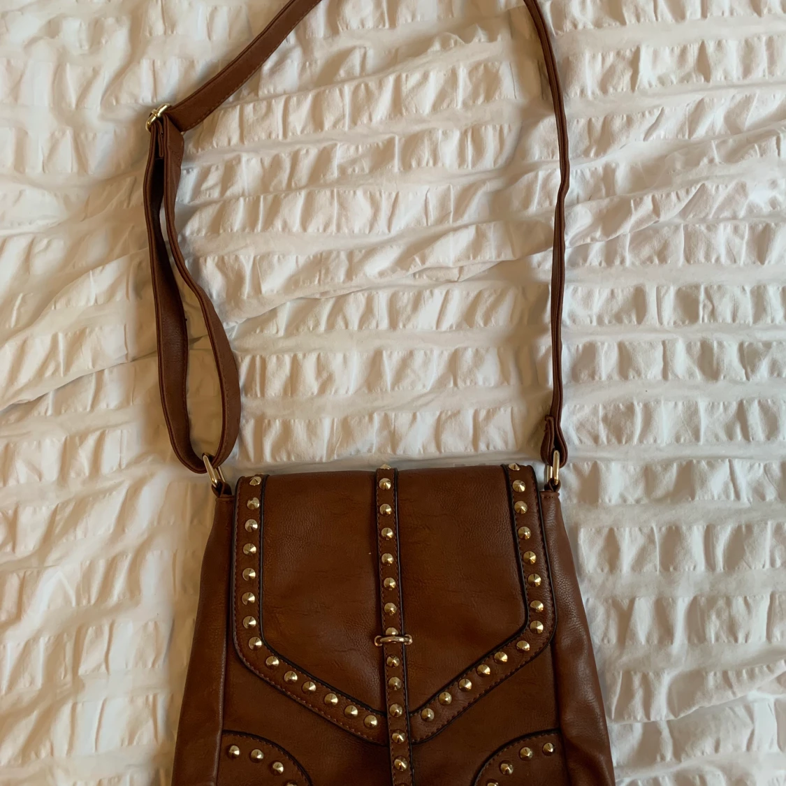 Läderväska med nitar 