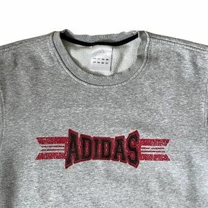 Adidas sweatshirt - Adidas sweatshirt köpt secondhand, storlek L men sitter snyggt oversized på mig som vanligtvis har S💕