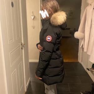 Canada Goose Shelburne parka - Säljer min super fina Canada Goose jacka som är i modellen Shelburne parka (det är en AAA kopia). Jackan är helt ny i storlek S! Kramar om kroppen väldigt fint, eftersom den är figursydd. Endast testad då jag insåg att jag behövde en storlek mindre och därför säljer jag den! Hör av er för fler bilder eller om ni har några frågor!❤️