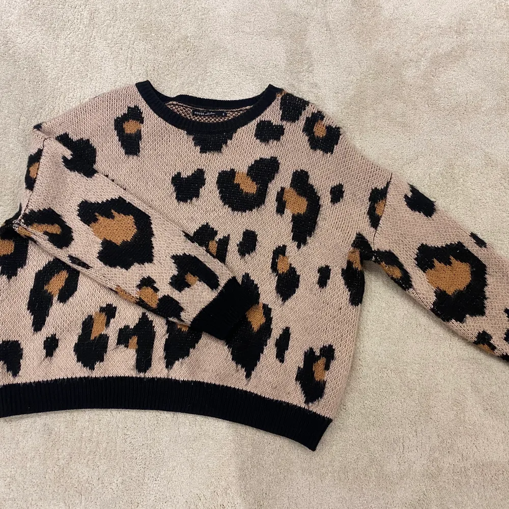 Stickad tröja, leopard mönster i storlek s. Stickat.
