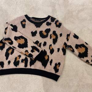 Stickad tröja, leopard mönster i storlek s