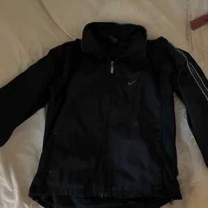 Nike - As ball nike vind/vårjacka!! Mycket fint skick säljer för att den blivit förliten tyvärr:( Jackan är väldigt liten i stl så skulle säga att den passar mellan xs-M i bästa fall