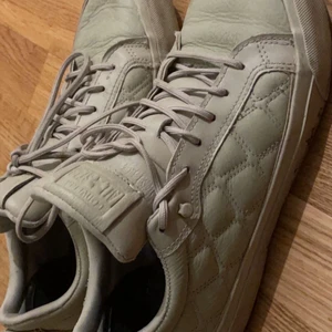 Skor - Köpte de från Tyskland för 4 månader sedan, har inte använd de mycket. De är kreesad men färgen är 🔥