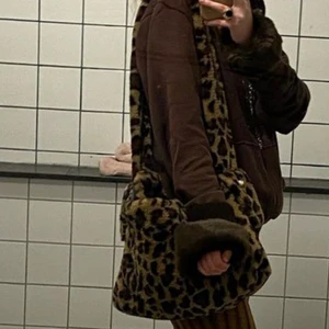 Leopard väska  - Säljer denna leopard väska!! Frakt: 66kr😇