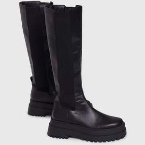 svarta boots/kängor ifrån nelly! köptes för 800, men säljer för 400+ frakt❤️ Storlek 37!