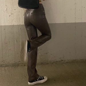 BRUNA SKINNBRALLOR  - säljer mina bruna skinnbyxor då dem är för små😣🫀 köpta på asos för ett tag sedan