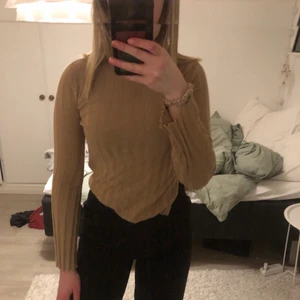 Ribbad tröja - Beige ribbad tröja ifrån h&m i storlek S med liten slits på sidan. 50kr + frakt eller högstbudande 🥰