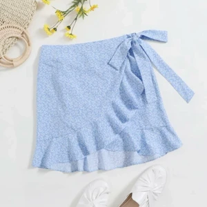 Somrig Kjol  - Jättefin kjol köpt från shein, använd 1-2 ggr. Lite för kort därav vill jag sälja den. Bra kvalitet och inte genomskinlig. Köpt för 90kr. Den är slutsåld på hemsidan nu.