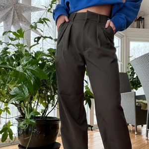 Gråa kostymbyxor  - Gråa kostymbyxor från weekday men är köpta här på Plick! De är jätte fina men säljer dem då jag inte får användning för dom! De är i str 34 men passar även som 36/38