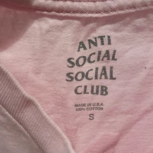 Rosa Anti social social club tröja - ASSC t-shirt i storlek small och är i bra skick. Använd få gånger och har inte sett några fläckar. Jag är andra ägare men var bara använd 1 gång av den tidigare ägaren. Skickas med PostNord. Kommer gärna med mer info, bilder etc!