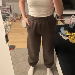 Mjukisar från bikbok - Ett bar brungråa puffiga mjukisbyxor från bikbok. Har används några få gånger men är väldigt tjocka och sköna. Sotter väldigt tajt i midjan dock