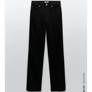 Jeans tailored straight - Raka svarta jeans från zara helt nya, aldrig använda. Säljer pga att dom var för små för mig⚡️ köparen står för frakten. Nypris 559 mitt pris 250