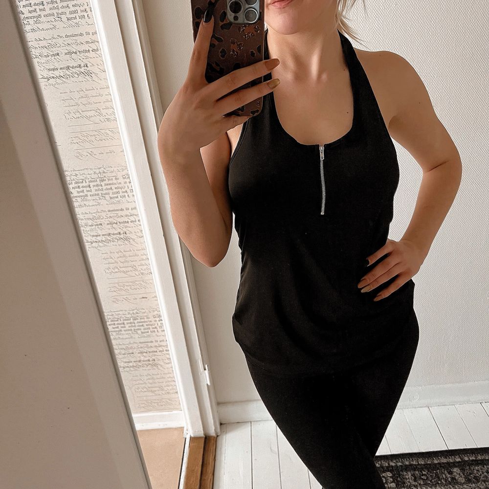 Topp med öppen rygg (se bilder) och dragkedja där fram! Sjukt mysigt material, använd 1 gång endast! 🖤 storlek S! . Toppar.