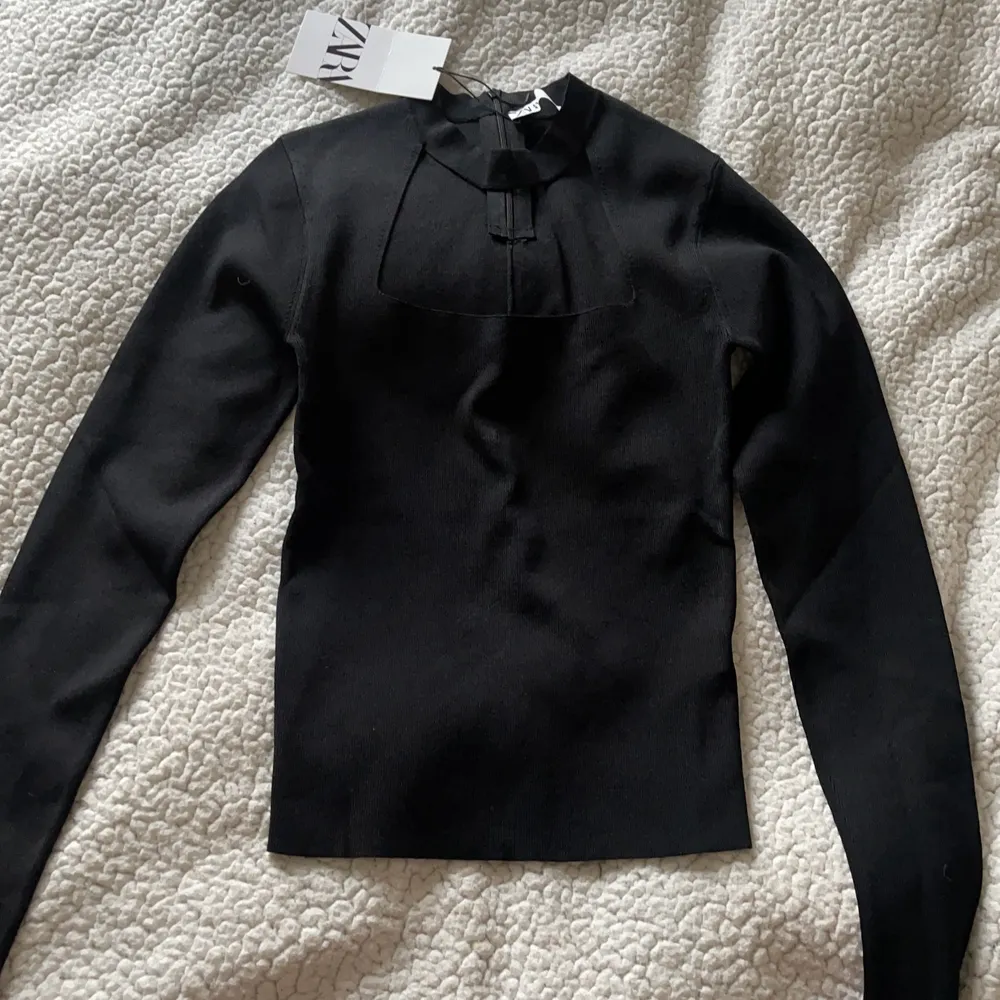 (Intresse koll, ville veta vad jag kan få som max för den)Populära Zara tröja i svart. Aldrig använt och Finns inget fel på den är bara lite osäker nu i efterhand💗(skriv för fler frågor eller bilder🥰)kan köpas direkt för 300kr🖤. Toppar.