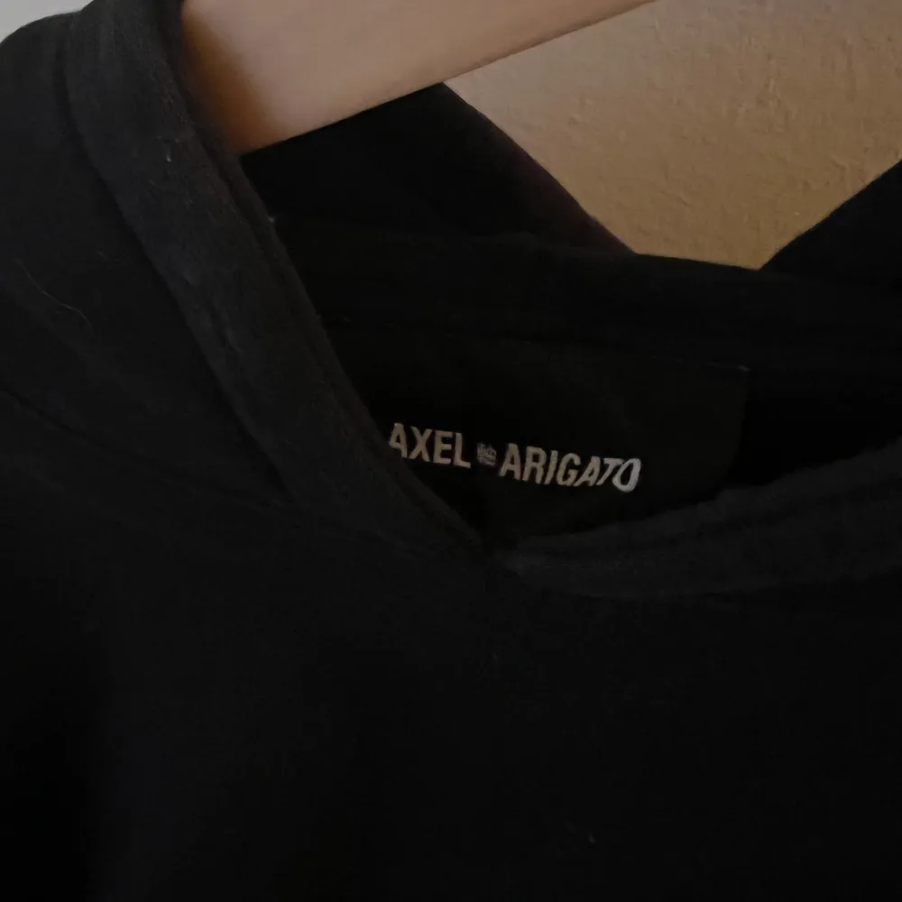 Säljer min Axel arigato universal hoodie som är limited edition (finns inte längre att köpa)! Luvan är riktigt stor, vilket jag tycker är snyggt! Jag har storlek M i kläder och den är oversize på mig! . Hoodies.