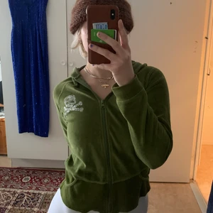 Gullig tröja  - Säljer en grön tröja jag köpt secondhand! Kan skickas mot fraktkostnad på 66kr:)