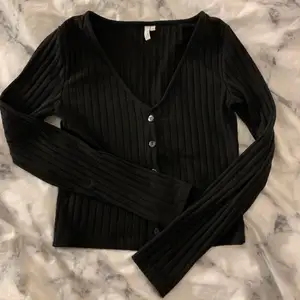 En jätte gullig svart tröja med knappar som man kan knäppa upp från Nelly i storlek XS, har endast använt tröjan en gång eftersom att den är lite för stor för mig, köparen står för frakten! 💞⭐️