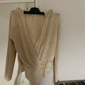 S - Jätte fin body som är perfekt till en utekväll eller en fin middag, används fåtal gånger 