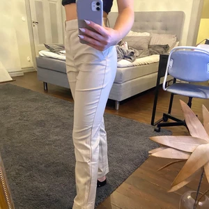 Beiga kostymbyxor  - Super snygga beiga kostymbyxor från H&M!🤎 säljer för att de inte kommer till användning, helt oanvända!
