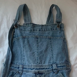 Kortbenta hängslebyxor - Kortbenta hängselbyxor i jeans! Finns ingen storlek men passar S-M! Frakt tillkommer❤️