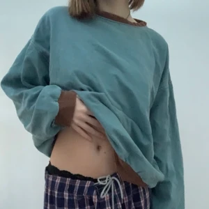 Blå oversized tröja strl L? - Jätte cool blå tröja köpt second hand. Vet inte vad det är för strl men den sitter oversized på mig som är s-xs. Den är brun vid kragen och vid slutet av ärmarna. Väldigt cool och speciell. Inga defekter. Skriv vid frågor💖💖