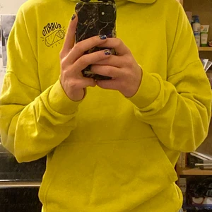 Hoodie Burrito Strl L - Gul Hoodie, använd ett fåtal gånger. Säljer för att den inte används av mig